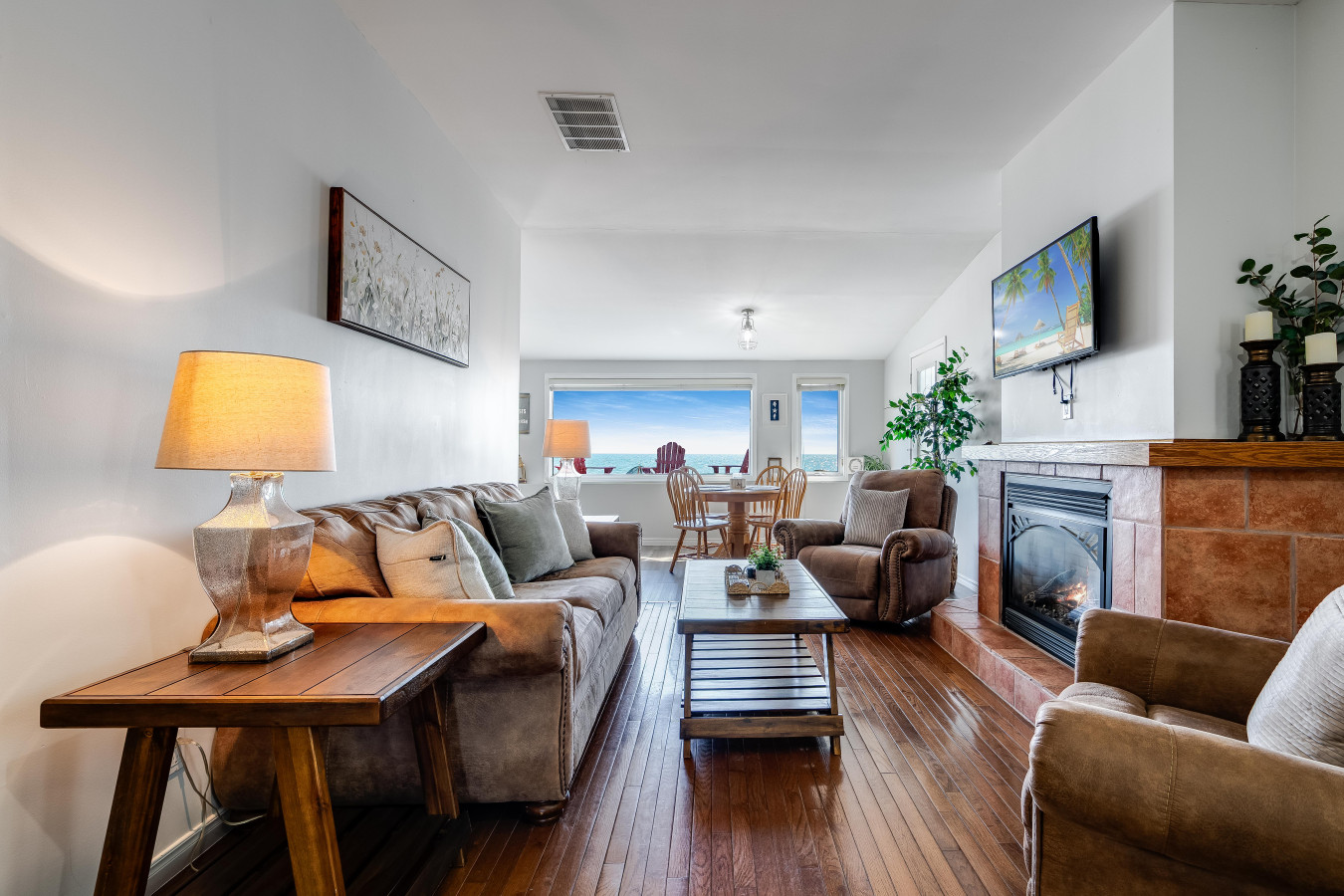 Warm, inviting space with panoramic lake scenes Warm, inviting space with panoramic lake scenes - Better Than Ever Lakehouse! - Leamington