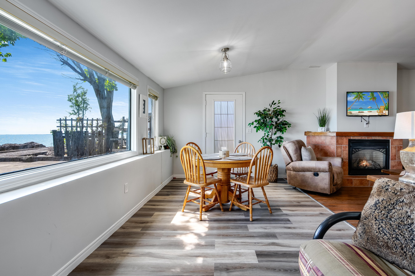 Cozy up with a view of the sparkling lake Cozy up with a view of the sparkling lake - Better Than Ever Lakehouse! - Leamington