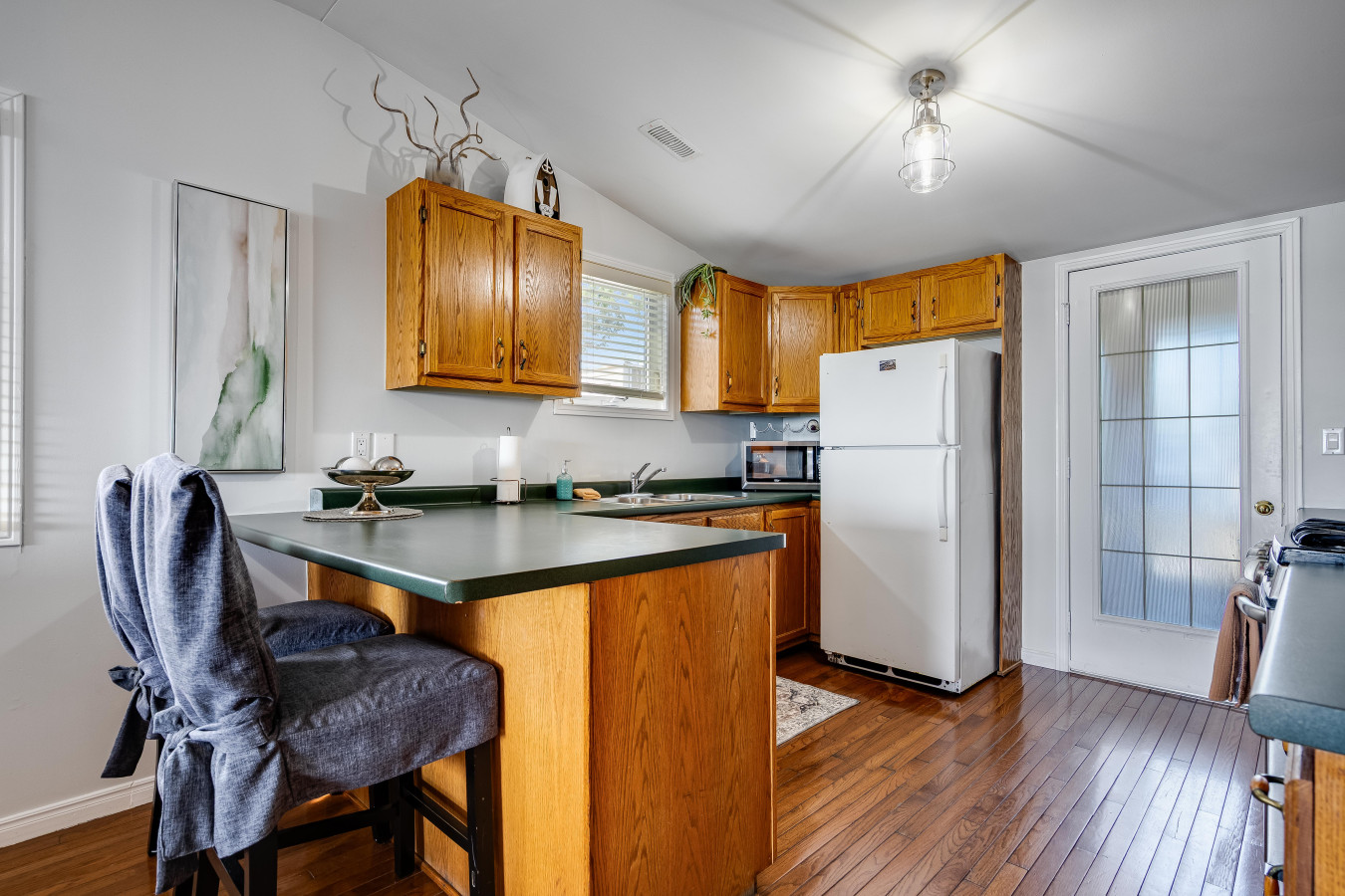 Cook with a view of the calm, sunlit lake Cook with a view of the calm, sunlit lake - Better Than Ever Lakehouse! - Leamington