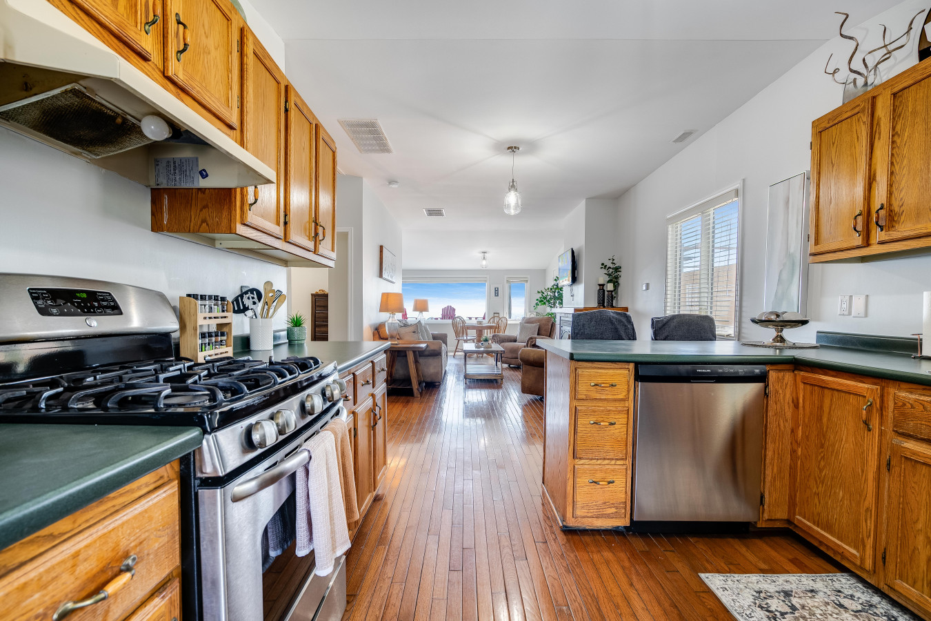 Cook with a view of the calm, sunlit lake Cook with a view of the calm, sunlit lake - Better Than Ever Lakehouse! - Leamington