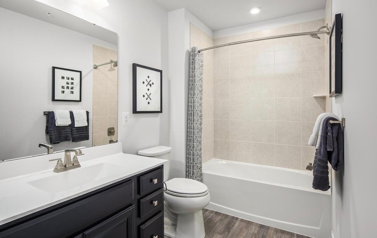 Modern Suite with Private Bath – Stylish & Comfy