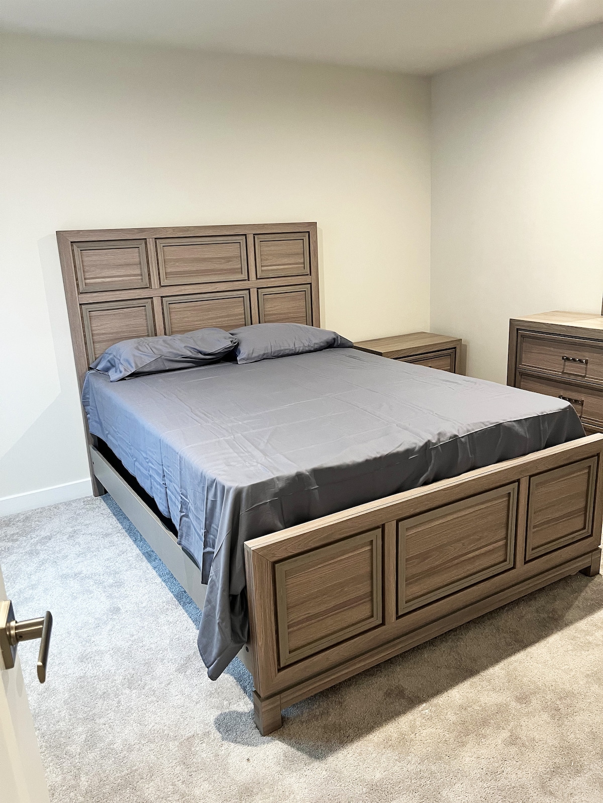 Modern Suite with Private Bath – Stylish & Comfy
