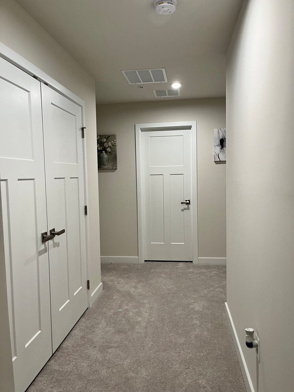 Modern Suite with Private Bath – Stylish & Comfy