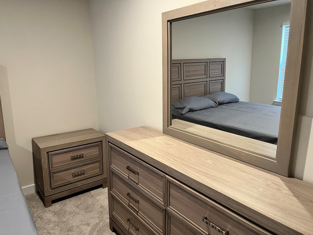 Modern Suite with Private Bath – Stylish & Comfy