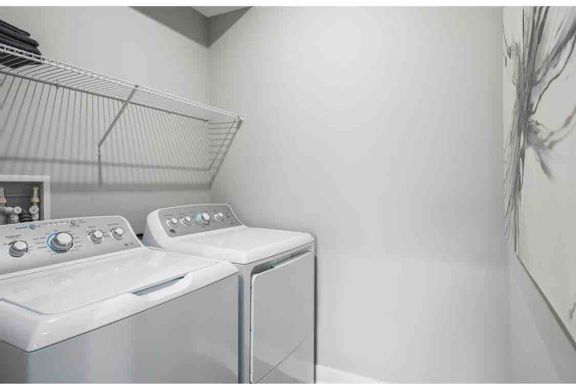 Modern Suite with Private Bath – Stylish & Comfy