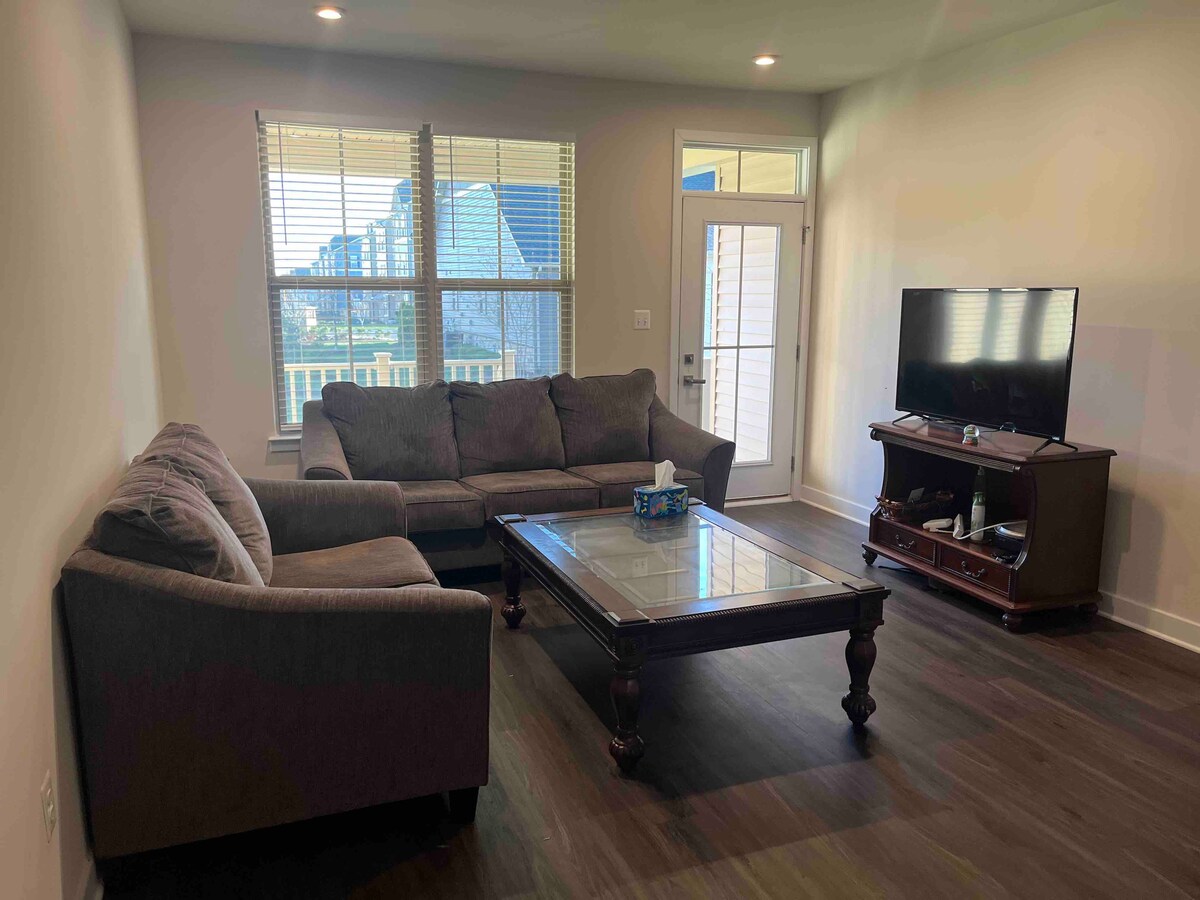Modern Suite with Private Bath – Stylish & Comfy