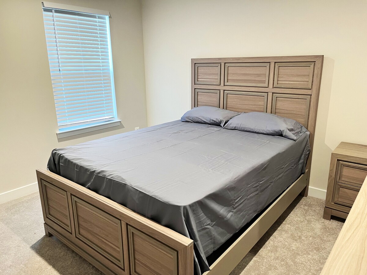 Modern Suite with Private Bath – Stylish & Comfy
