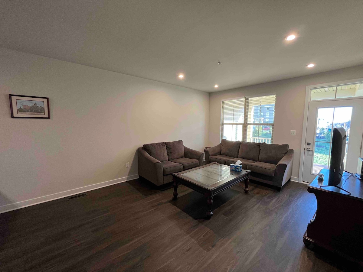 Modern Suite with Private Bath – Stylish & Comfy
