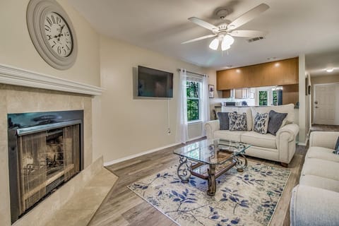 LOVELY 2 BR RETREAT IN THE HEART OF PENSACOLA!!