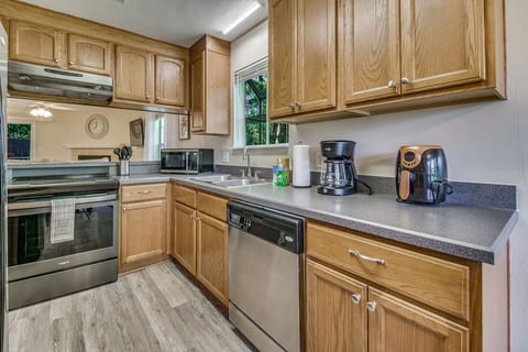 LOVELY 2 BR RETREAT IN THE HEART OF PENSACOLA!!