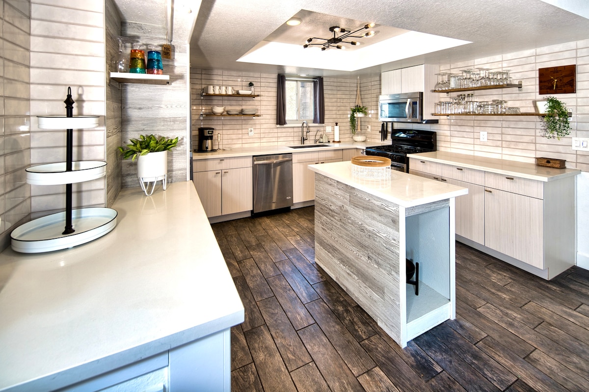 SUNSET POINTE STUNNING 3 BEDROOM POOL HOME! - Lake Havasu City