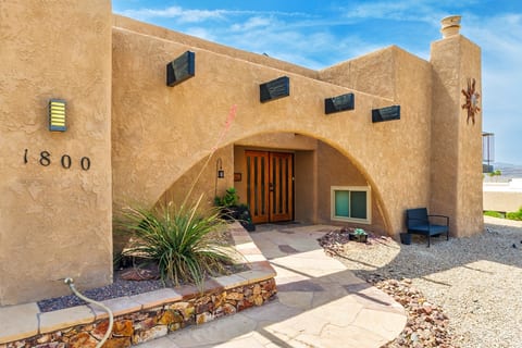 SUNSET POINTE STUNNING 3 BEDROOM POOL HOME!