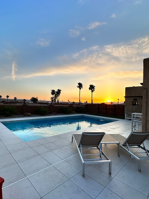 SUNSET POINTE STUNNING 3 BEDROOM POOL HOME!