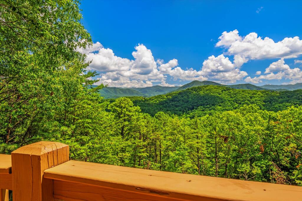 views!-3x-king-beds-hot-tub-pool-fishing-wi-fi/