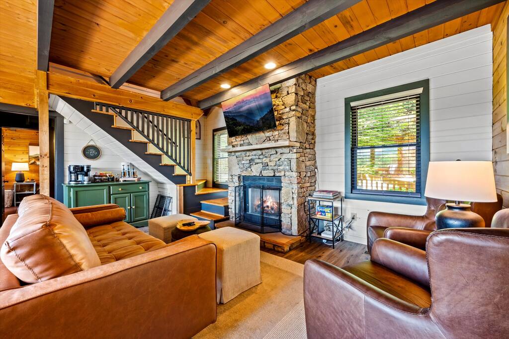 views!-3x-king-beds-hot-tub-pool-fishing-wi-fi/