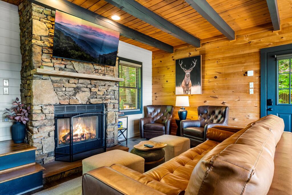 views!-3x-king-beds-hot-tub-pool-fishing-wi-fi/