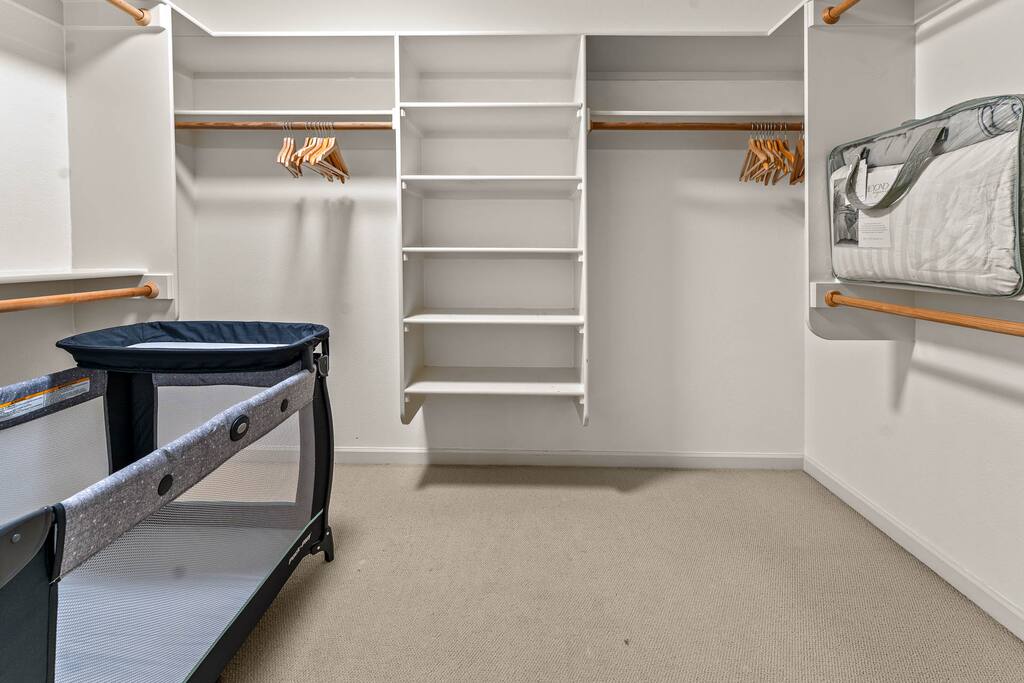 Spacious House - Free Parking, AC, Office!