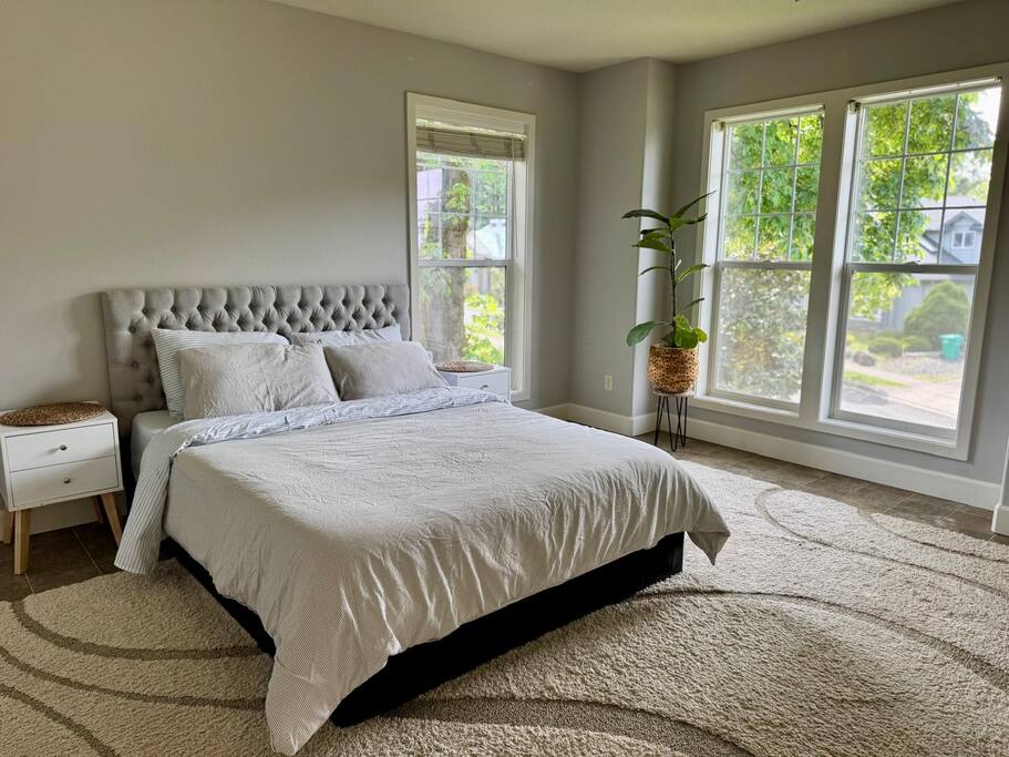 Spacious House - Free Parking, AC, Office!