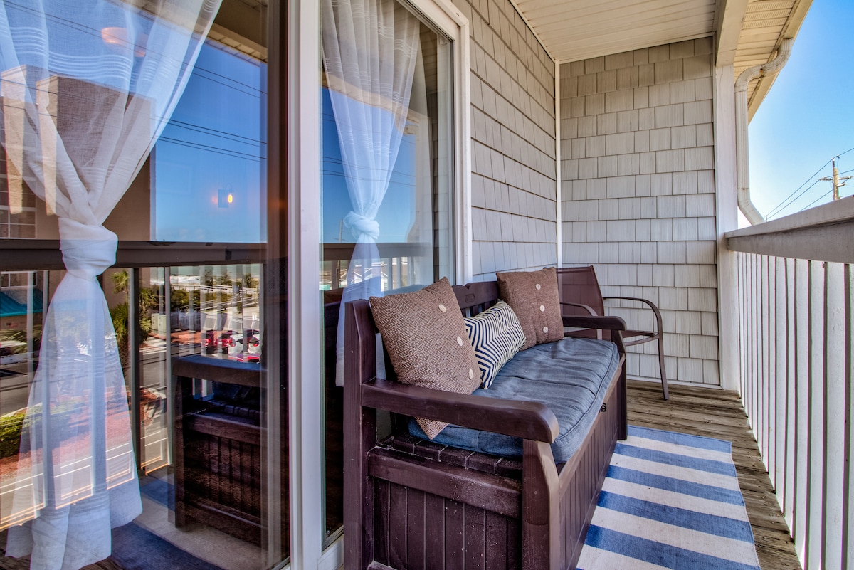 Kraken's Den ★ Oceanview ★ Steps to ocean ★ Pool