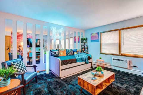 Chicago  2Br 90s Condo - Very Kid Friendly