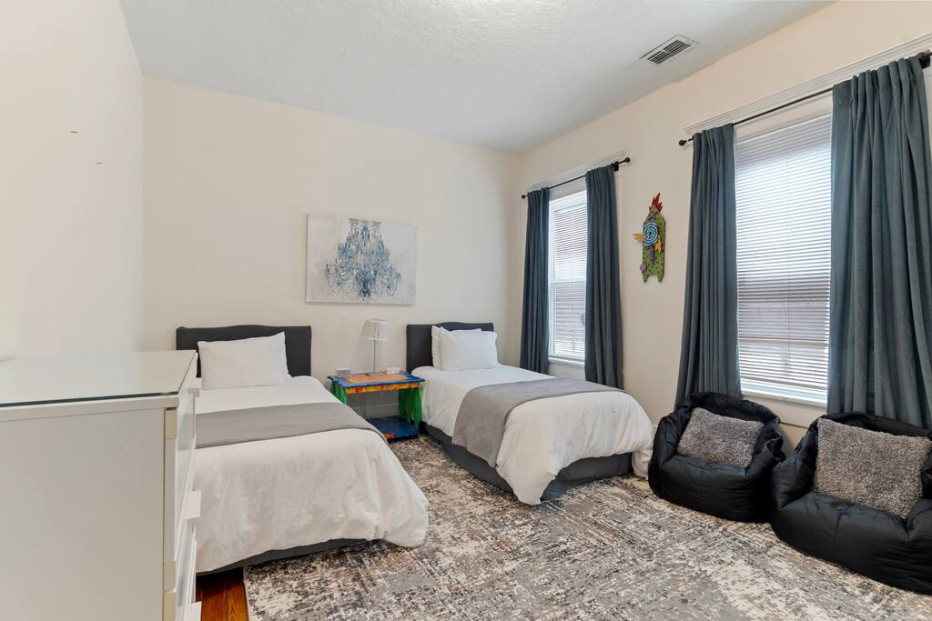 Perfect for kids or friends, this cheerful twin bedroom features two cozy beds, playful bean bag seating, and a pop of color for a fun and restful stay Perfect for kids or friends, this cheerful twin bedroom features two cozy beds, playful bean bag seating, and a pop of color for a fun and restful stay - Walk to Choo Choo - Free Off Street Parking - Cozy - Chattanooga