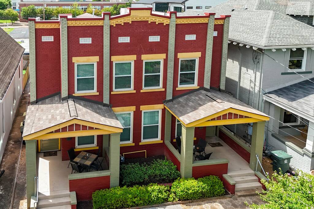 In Southside | Roomy 6 Bedroom | Walk to Choo Choo