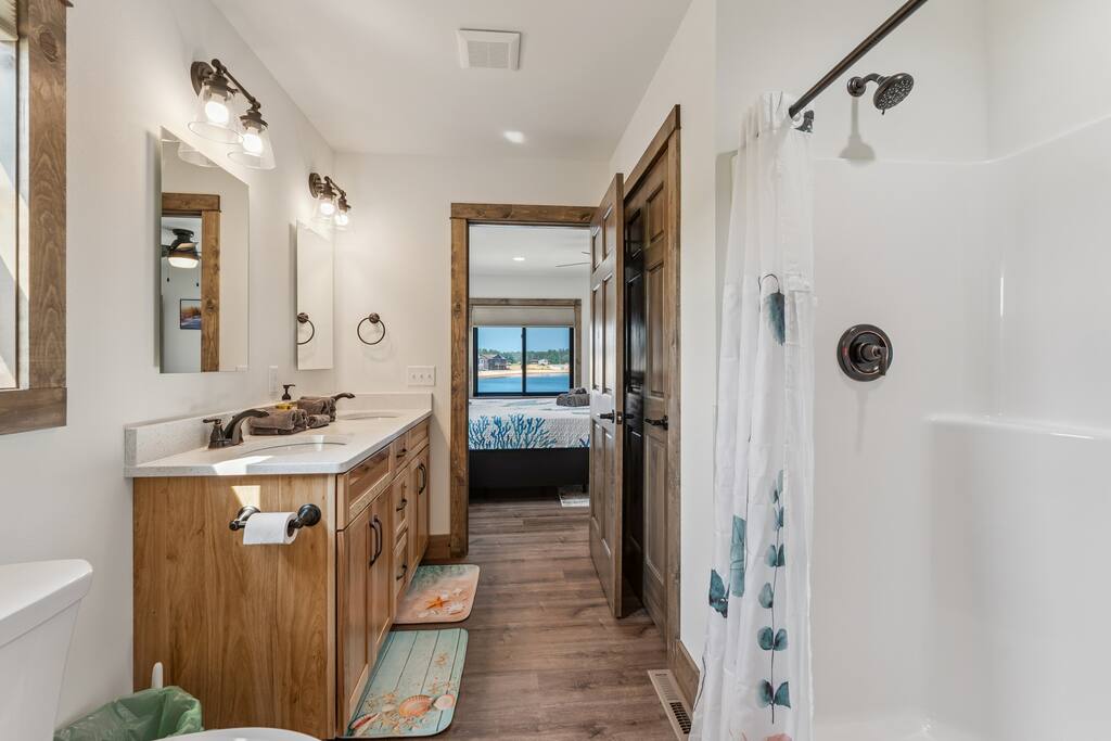 Master ensuite bath features a stand up shower, double sink with 2 mirrors and a closet with hangers. Shampoo, conditioner and bodywash and hand soap are provided. Master ensuite bath features a stand up shower, double sink with 2 mirrors and a closet with hangers. Shampoo, conditioner and bodywash and hand soap are provided. - New Listing Lakeside Beach Sleeps 15+ Pet friendly - New Lisbon