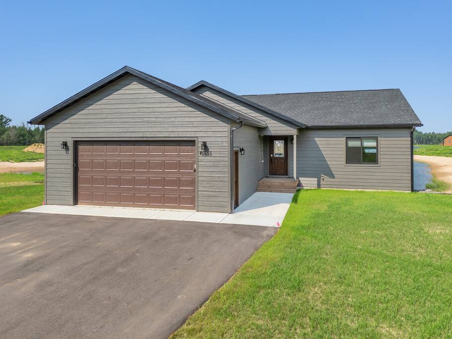 This attached garage features parking for 2 vehicles and houses the 3 kayaks ready for your use. This attached garage features parking for 2 vehicles and houses the 3 kayaks ready for your use. - New Listing Lakeside Beach Sleeps 15+ Pet friendly - New Lisbon