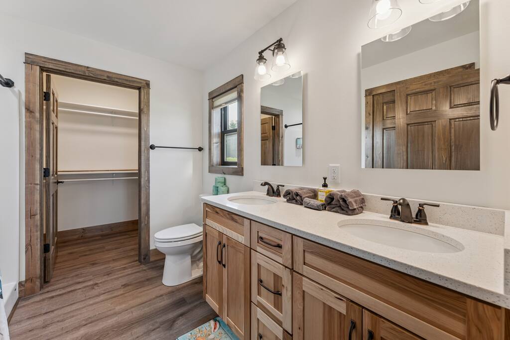 Master ensuite bath features a stand up shower, double sink with 2 mirrors and a closet with hangers. Shampoo, conditioner and bodywash and hand soap are provided. Master ensuite bath features a stand up shower, double sink with 2 mirrors and a closet with hangers. Shampoo, conditioner and bodywash and hand soap are provided. - New Listing Lakeside Beach Sleeps 15+ Pet friendly - New Lisbon