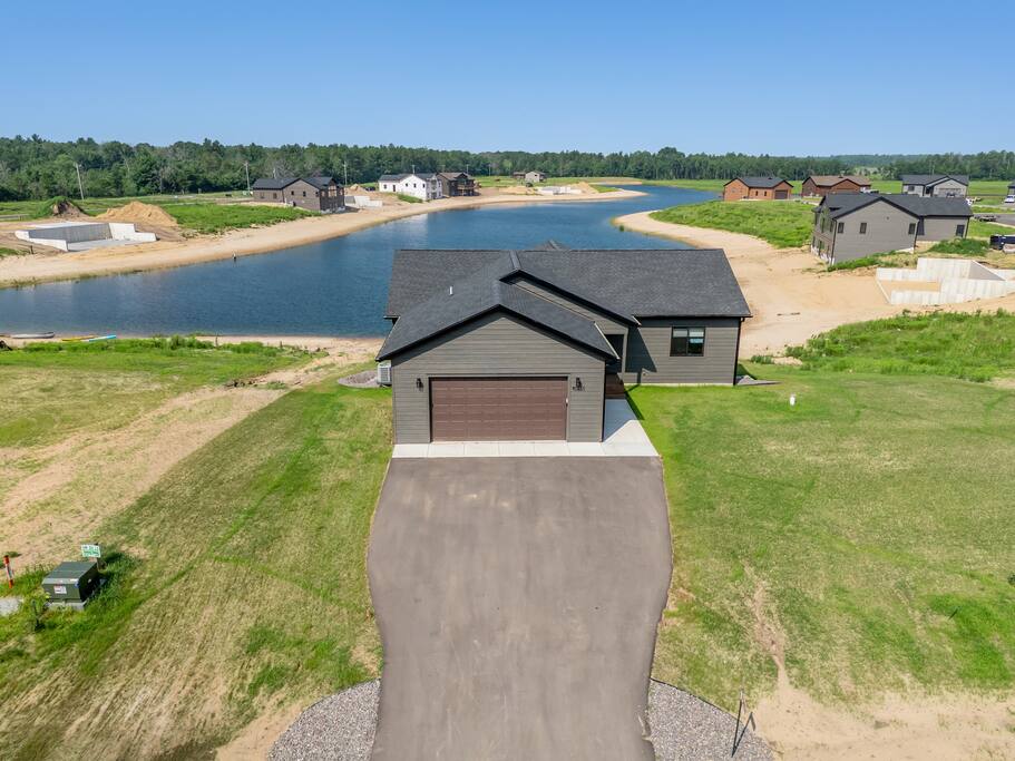 Sunshine Haven features 6 BD, 3 full bathrooms, 2 living rooms, along with a deck and patio, firepit, private access beach on Sunset Lake, outdoor and indoor games and activities, full kitchen and laundry. Room for everyone to relax and enjoy. Sunshine Haven features 6 BD, 3 full bathrooms, 2 living rooms, along with a deck and patio, firepit, private access beach on Sunset Lake, outdoor and indoor games and activities, full kitchen and laundry. Room for everyone to relax and enjoy. - New Listing Lakeside Beach Sleeps 15+ Pet friendly - New Lisbon
