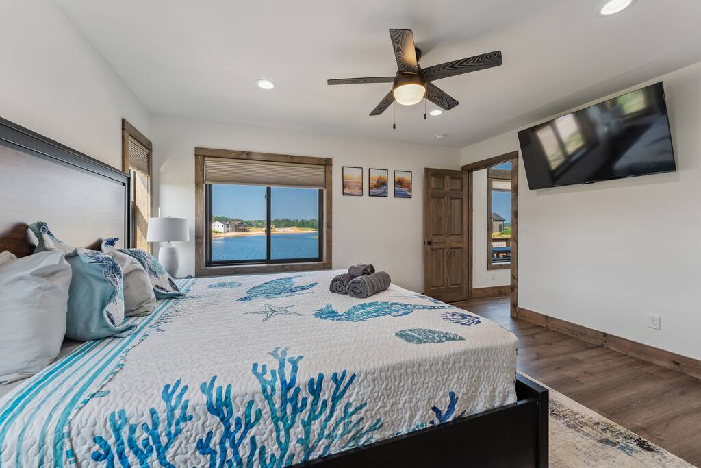 Master Bedroom features a king bed, dresser with vanity, end tables, alarm clock with USB port, ceiling fan with light and ensuite bathroom. Master ensuite bathroom features a double sink, toilet, stand up shower and closet with hangers. Master Bedroom features a king bed, dresser with vanity, end tables, alarm clock with USB port, ceiling fan with light and ensuite bathroom. Master ensuite bathroom features a double sink, toilet, stand up shower and closet with hangers. - New Listing Lakeside Beach Sleeps 15+ Pet friendly - New Lisbon