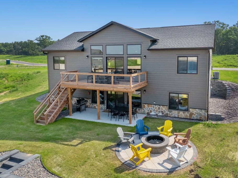Sunshine Haven features 6 BD, 3 full bathrooms, 2 living rooms, along with a deck and patio, firepit, private access beach on Sunset Lake, outdoor and indoor games and activities, full kitchen and laundry. Room for everyone to relax and enjoy. Sunshine Haven features 6 BD, 3 full bathrooms, 2 living rooms, along with a deck and patio, firepit, private access beach on Sunset Lake, outdoor and indoor games and activities, full kitchen and laundry. Room for everyone to relax and enjoy. - New Listing Lakeside Beach Sleeps 15+ Pet friendly - New Lisbon