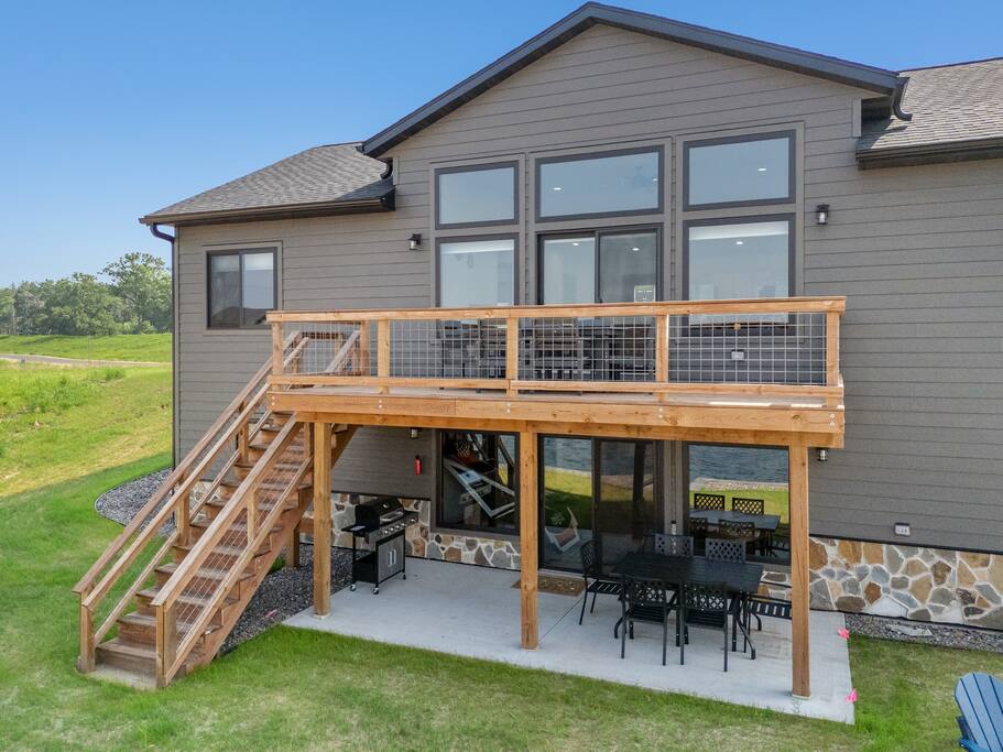 Sunshine Haven features 6 BD, 3 full bathrooms, 2 living rooms, along with a deck and patio, firepit, private access beach on Sunset Lake, outdoor and indoor games and activities, full kitchen and laundry. Room for everyone to relax and enjoy. Sunshine Haven features 6 BD, 3 full bathrooms, 2 living rooms, along with a deck and patio, firepit, private access beach on Sunset Lake, outdoor and indoor games and activities, full kitchen and laundry. Room for everyone to relax and enjoy. - New Listing Lakeside Beach Sleeps 15+ Pet friendly - New Lisbon