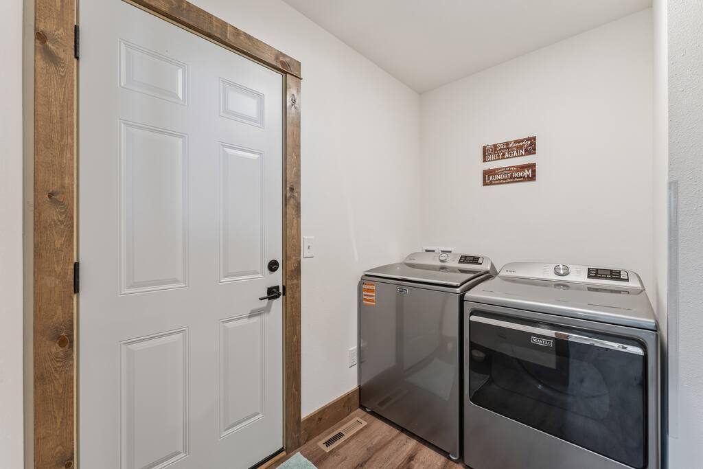 The laundry area is located off the kitchen area and features a full sized washer and dryer and iron and ironing board. The laundry area is located off the kitchen area and features a full sized washer and dryer and iron and ironing board. - New Listing Lakeside Beach Sleeps 15+ Pet friendly - New Lisbon