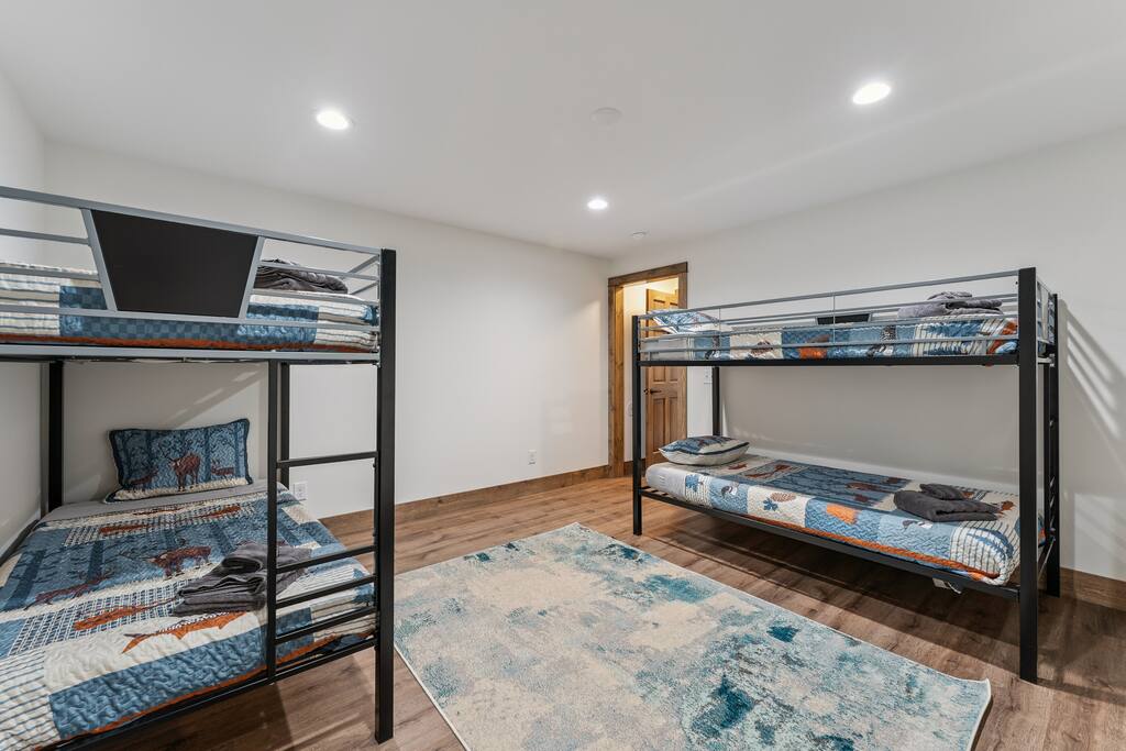 Bedroom 6 features 2 bunk beds (4 twin beds) and TV with Roku streaming services. Bedroom 6 features 2 bunk beds (4 twin beds) and TV with Roku streaming services. - New Listing Lakeside Beach Sleeps 15+ Pet friendly - New Lisbon