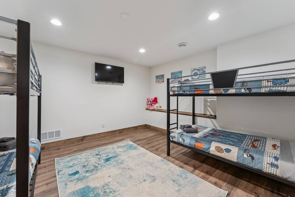 Bedroom 6 features 2 bunk beds (4 twin beds) and TV with Roku streaming services. Bedroom 6 features 2 bunk beds (4 twin beds) and TV with Roku streaming services. - New Listing Lakeside Beach Sleeps 15+ Pet friendly - New Lisbon
