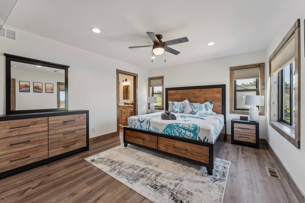 Master Bedroom features a king bed, dresser with vanity, end tables, alarm clock with USB port, ceiling fan with light and ensuite bathroom. Master ensuite bathroom features a double sink, toilet, stand up shower and closet with hangers. Master Bedroom features a king bed, dresser with vanity, end tables, alarm clock with USB port, ceiling fan with light and ensuite bathroom. Master ensuite bathroom features a double sink, toilet, stand up shower and closet with hangers. - New Listing Lakeside Beach Sleeps 15+ Pet friendly - New Lisbon