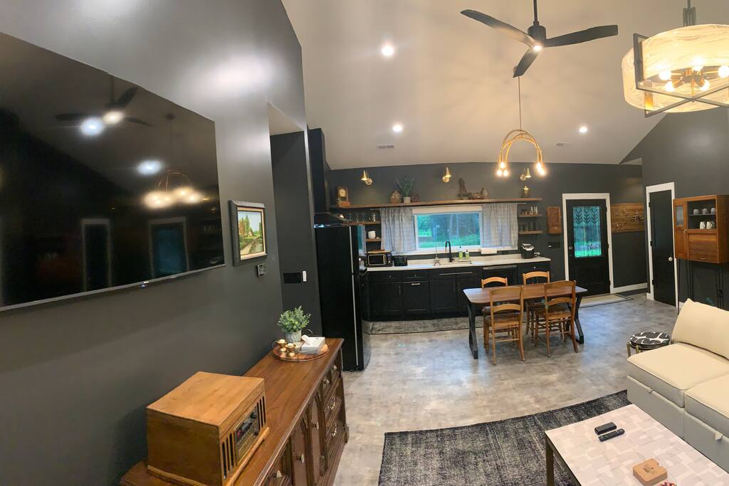 New Listing 2BR/2BA on Trout Lake HotTub & Firepit - Wisconsin Dells