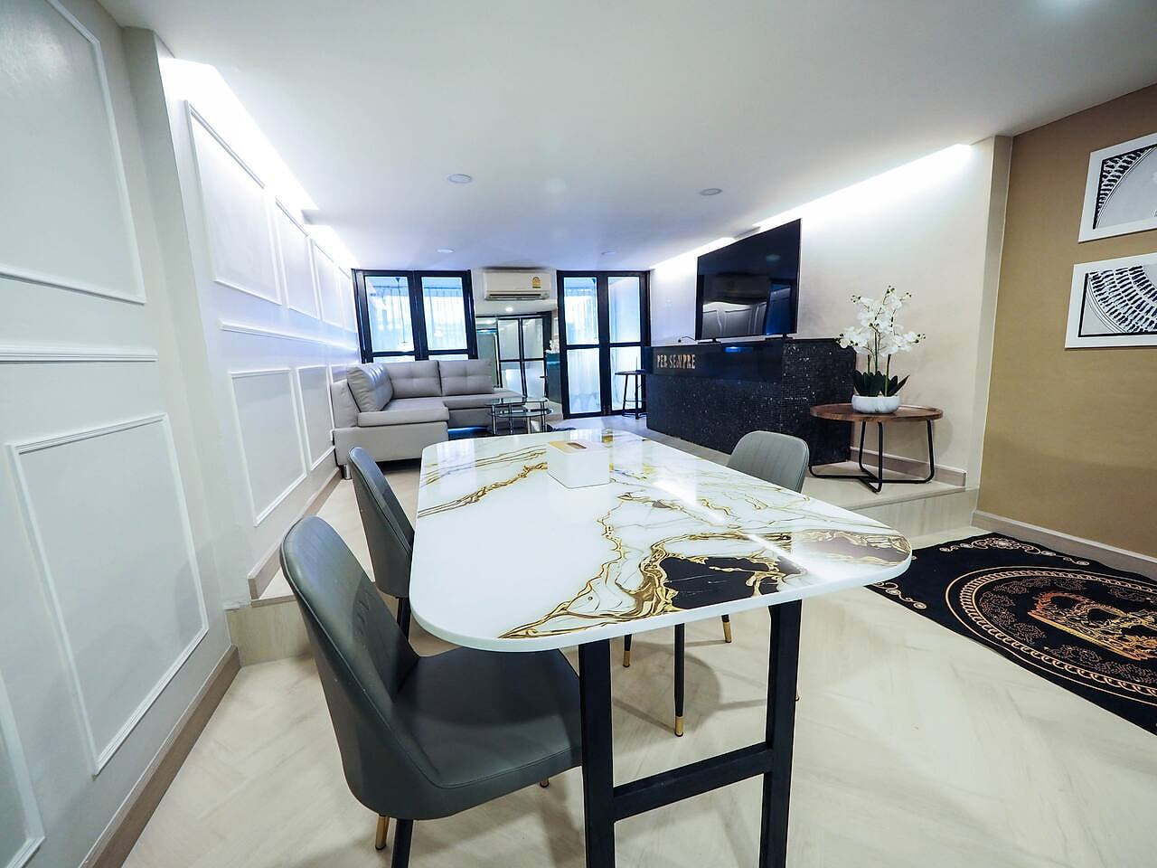 Luxurious home in the heart.