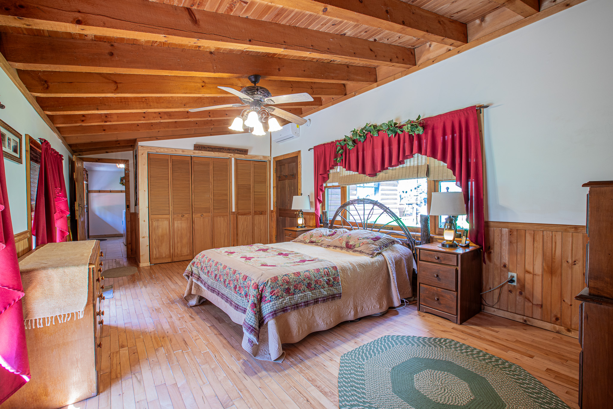 Bedroom 2 (Main Level)- Queen, En Suite Bathroom, Closets Bedroom 2 (Main Level)- Queen, En Suite Bathroom, Closets - Buffalo Creek Log Cabin - Robbinsville