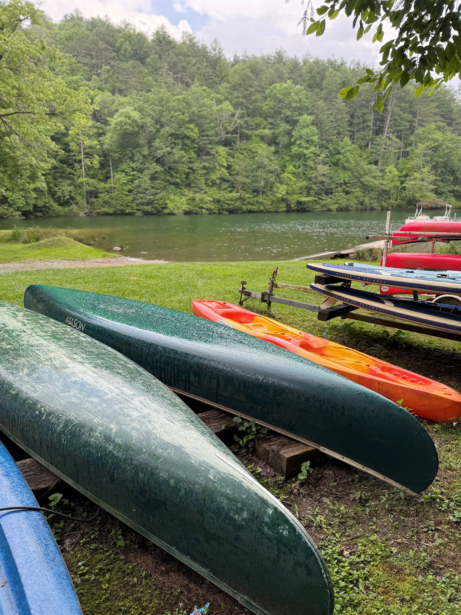 Adventure awaits! Guests can enjoy free use of our canoes at the nearby put-in for easy access to beautiful Lake Santeetlah. Don’t forget to bring your life jackets! Adventure awaits! Guests can enjoy free use of our canoes at the nearby put-in for easy access to beautiful Lake Santeetlah. Don’t forget to bring your life jackets! - Buffalo Creek Log Cabin - Robbinsville