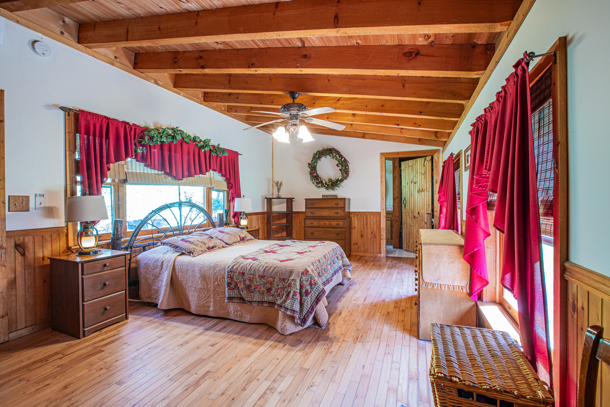 Bedroom 2 (Main Level)- Queen, En Suite Bathroom, Closets Bedroom 2 (Main Level)- Queen, En Suite Bathroom, Closets - Buffalo Creek Log Cabin - Robbinsville