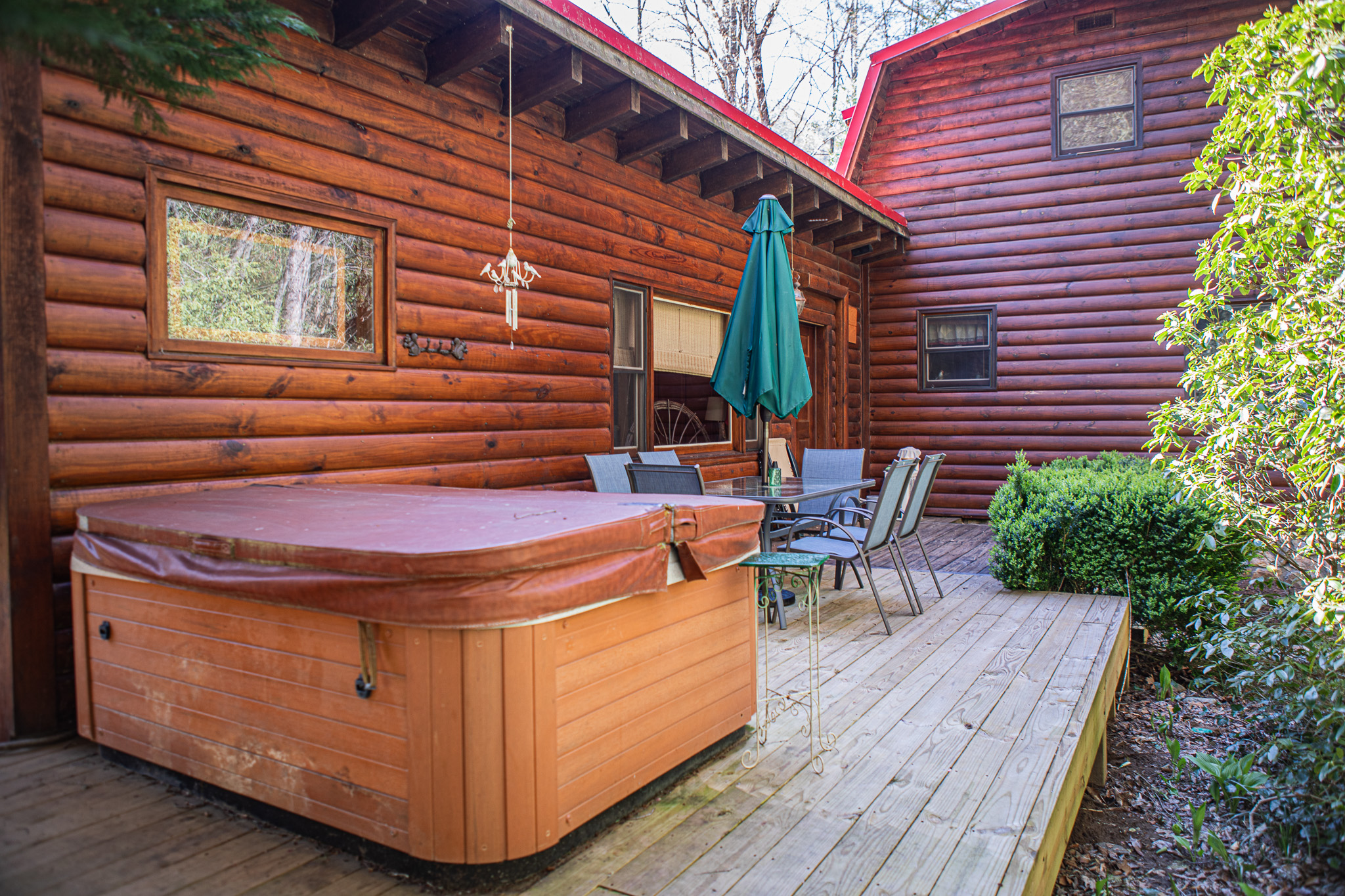 Back Deck with Outdoor Dining (Seats 6) and Hot Tub (Seats 3) Back Deck with Outdoor Dining (Seats 6) and Hot Tub (Seats 3) - Buffalo Creek Log Cabin - Robbinsville