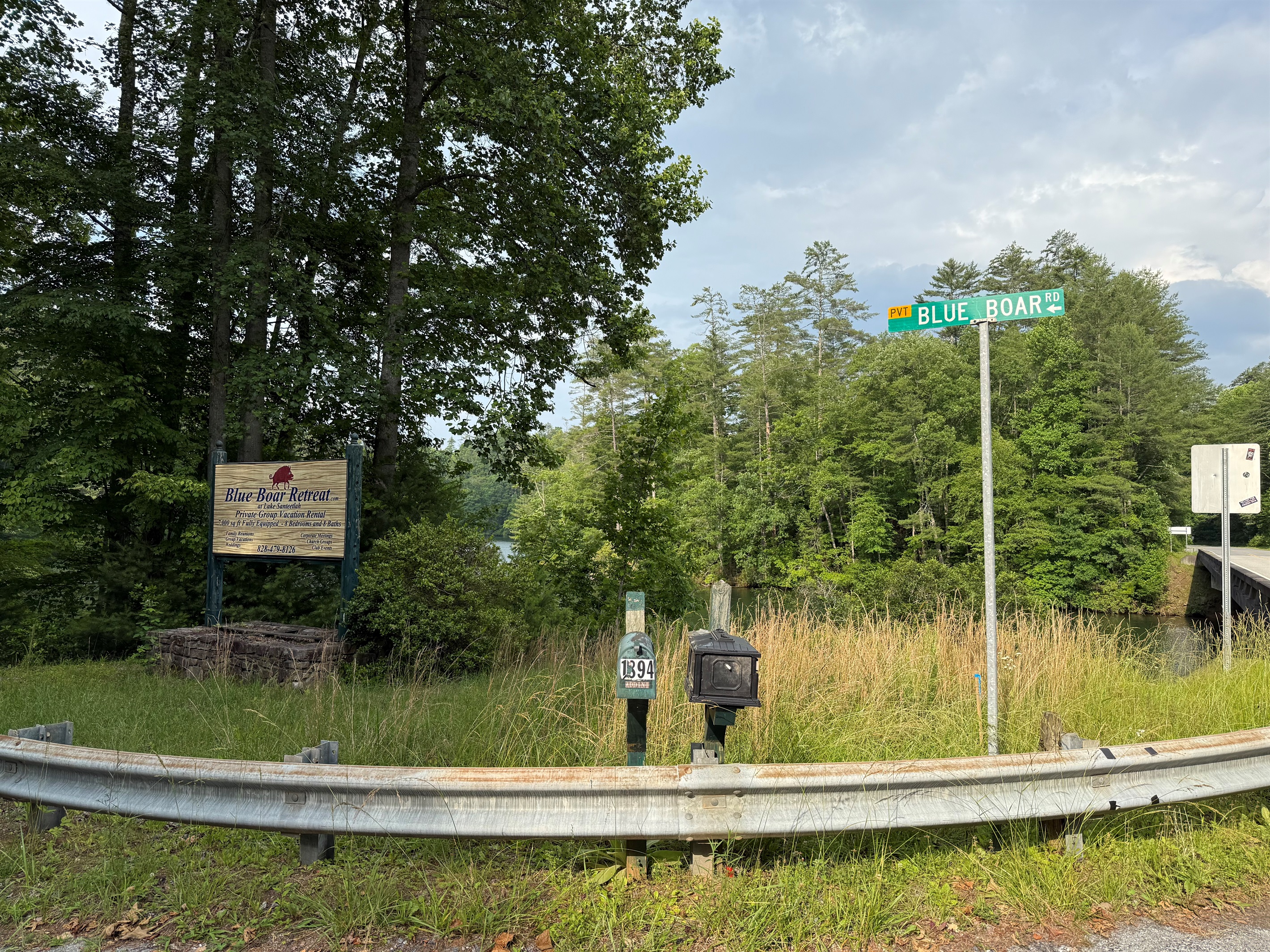 Turn on Blue Boar Rd to access the rental's 2 canoes Turn on Blue Boar Rd to access the rental's 2 canoes - Buffalo Creek Log Cabin - Robbinsville