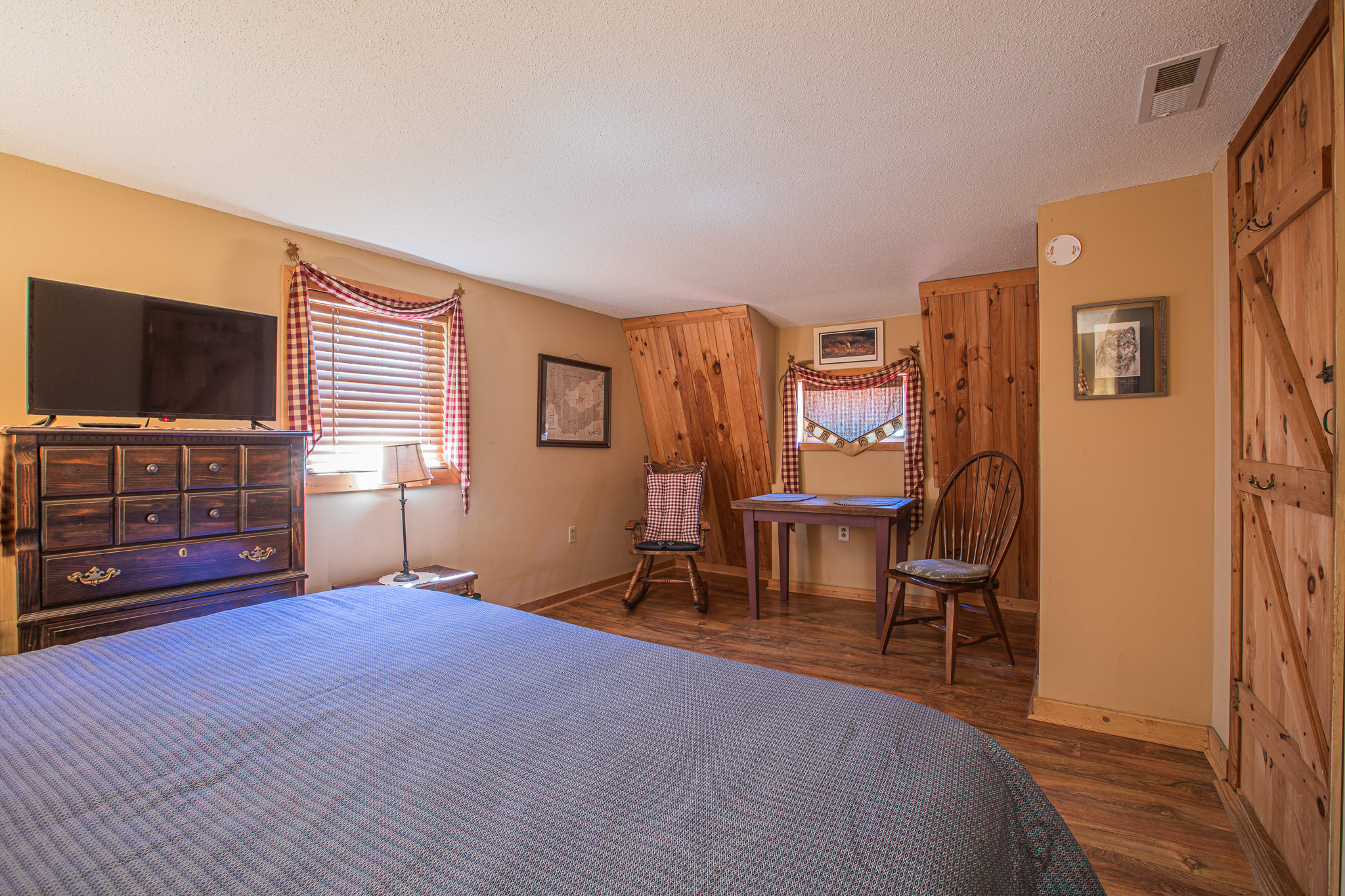 Bedroom 4 (Upper Level)- King, Smart TV, Closet, Table & Chair Set Bedroom 4 (Upper Level)- King, Smart TV, Closet, Table & Chair Set - Buffalo Creek Log Cabin - Robbinsville