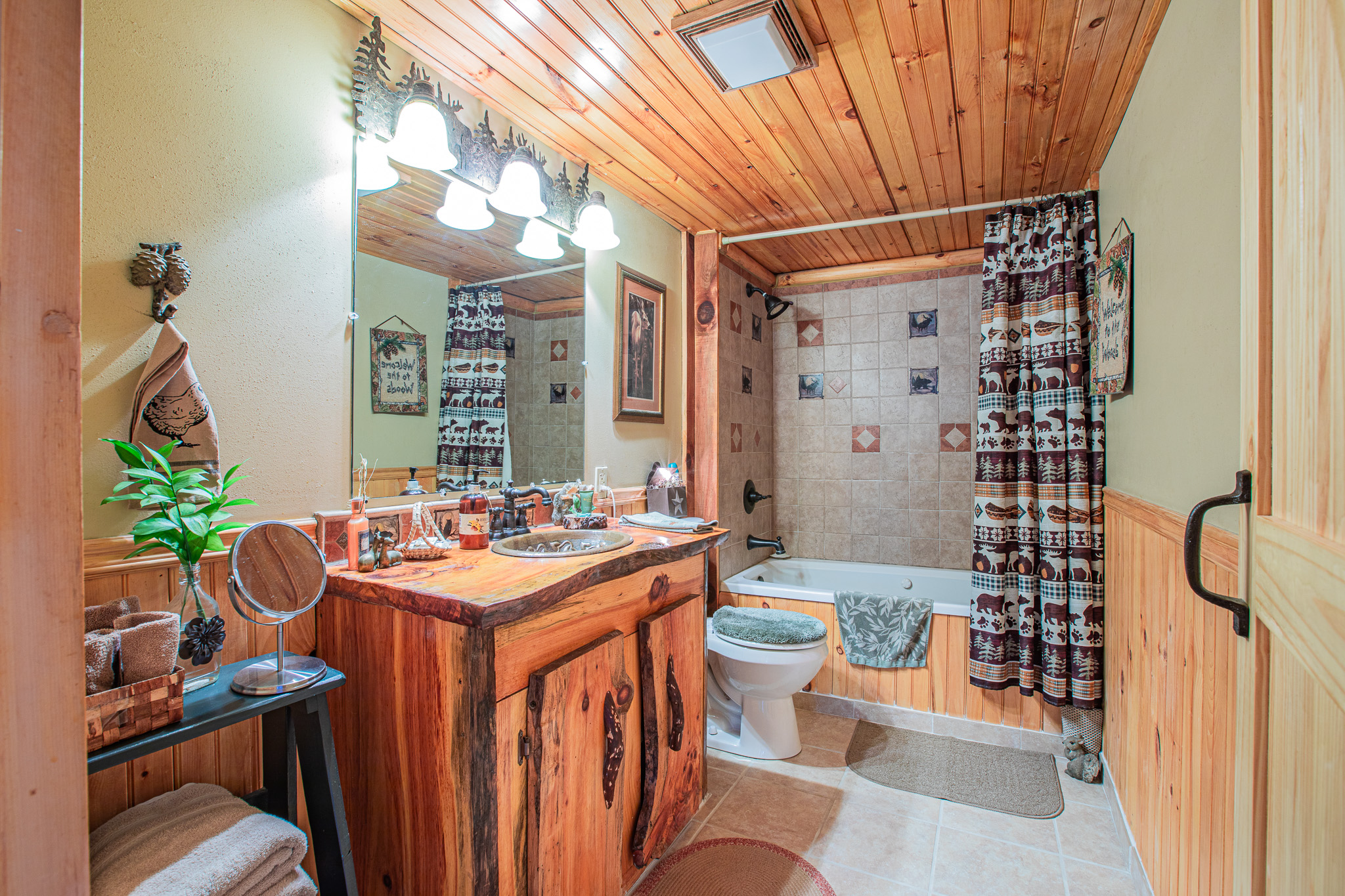 Full Bathroom 1 (Main Level)- Jetted Tub/Shower Combo, Toilet, Sink & Vanity Full Bathroom 1 (Main Level)- Jetted Tub/Shower Combo, Toilet, Sink & Vanity - Buffalo Creek Log Cabin - Robbinsville
