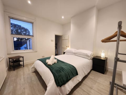Home In Worcester - With Free Parking
