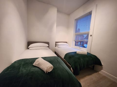 Home In Worcester - With Free Parking