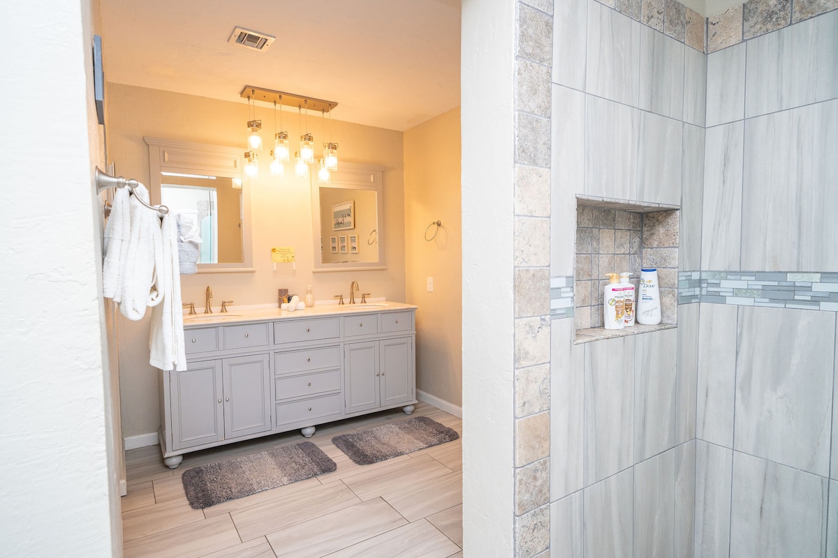 SLEEPES 12*BOAT PARKING*POOL* BEAUTIFUL! - Lake Havasu City