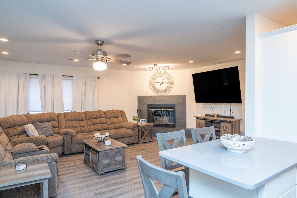 SLEEPES 12*BOAT PARKING*POOL* BEAUTIFUL! - Lake Havasu City